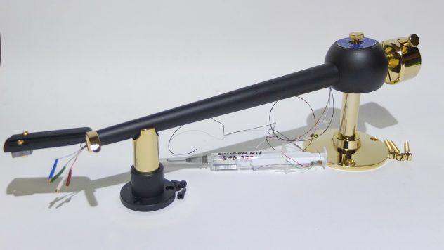Viscous damped unipivot tonearm 12″. Luxury version.